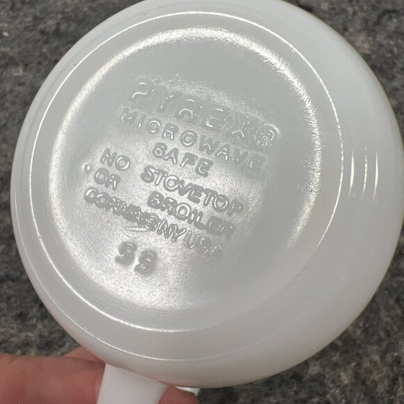 Vintage PYREX White Milk Glass  Creamer with Handle & Pouring Spout - Picture 7 of 9